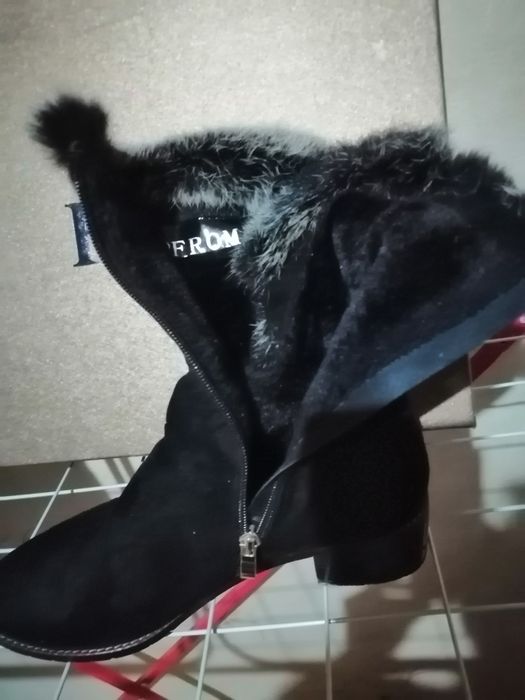 Продам очень красивые, замшевые сапожки, теплые на меху.