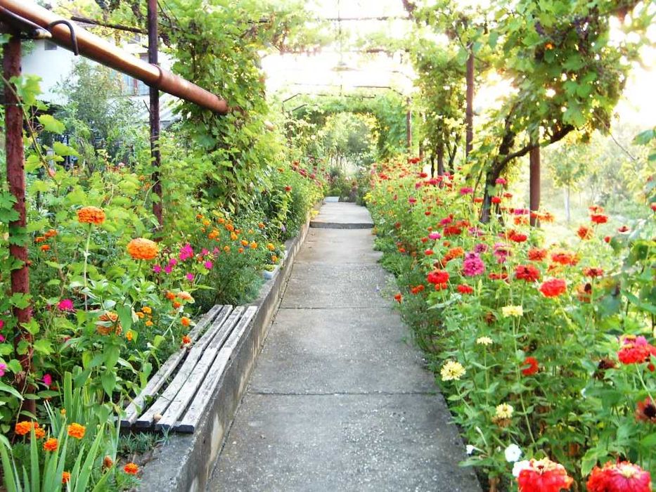 Продавам КЪЩА на 3 етажа РЗП 205м2 парцел 2045м2