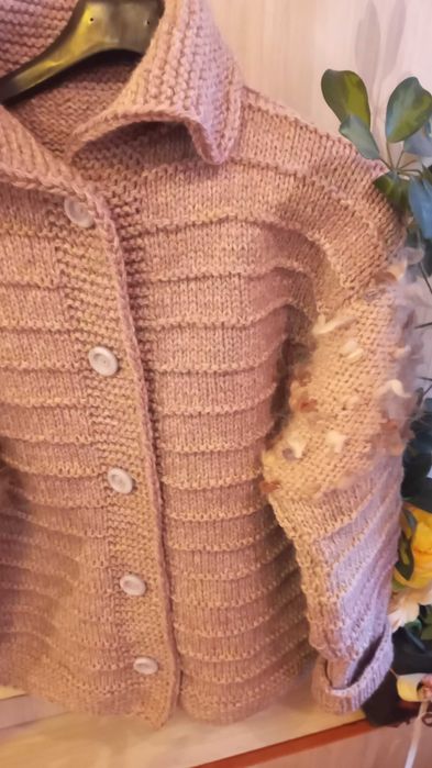 Ефектна ръчно плетена жилетка
