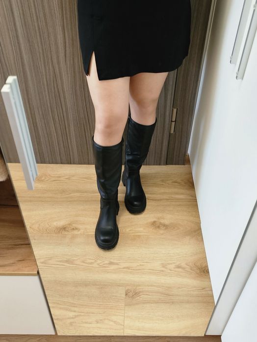 Обемни черни ботуши