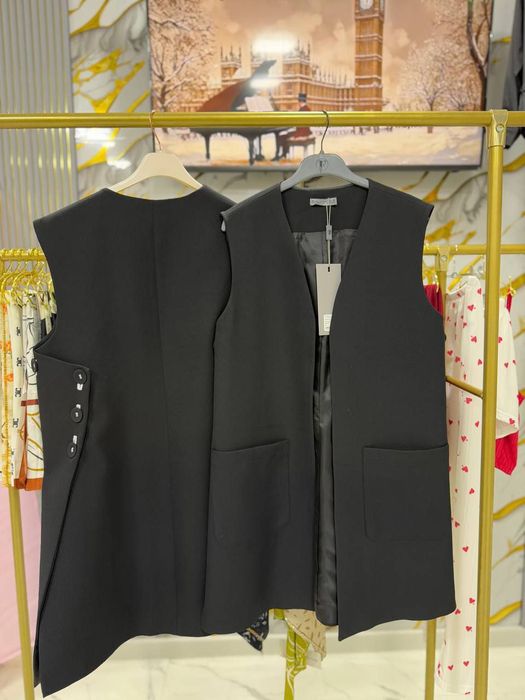 Qora rangli Yengsiz pidjak