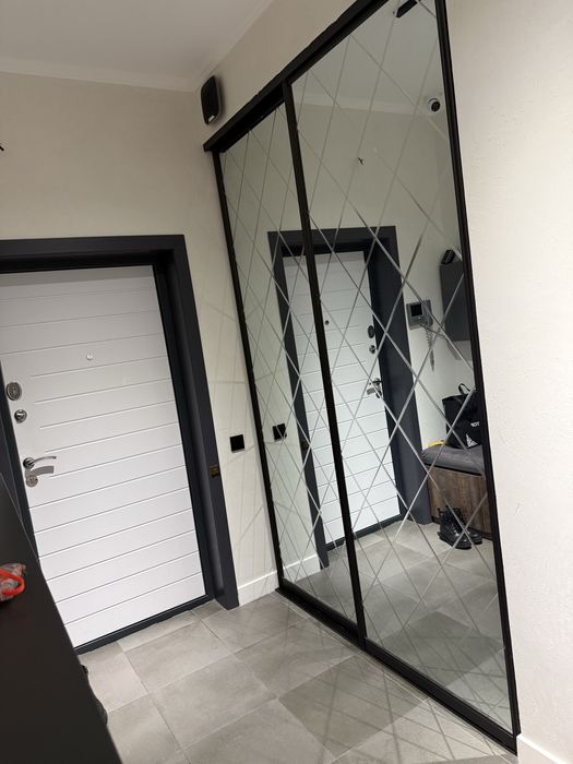 Продам выдвежные зеркальные двери