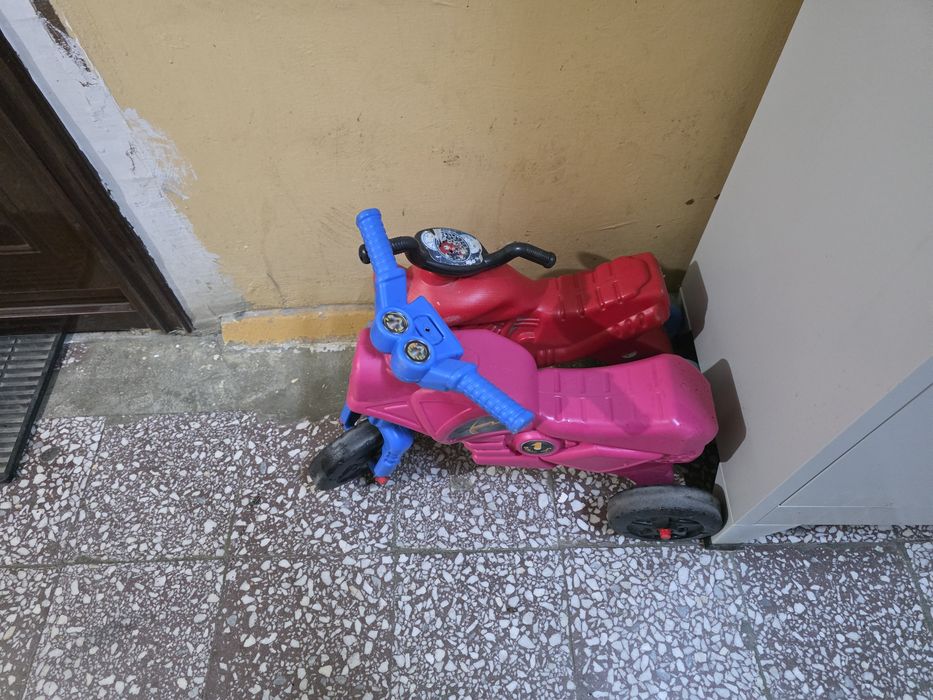 Motoreta de plastic pentru copii