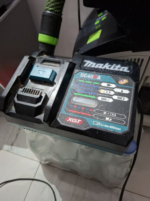 Încărcător Makita 40 V