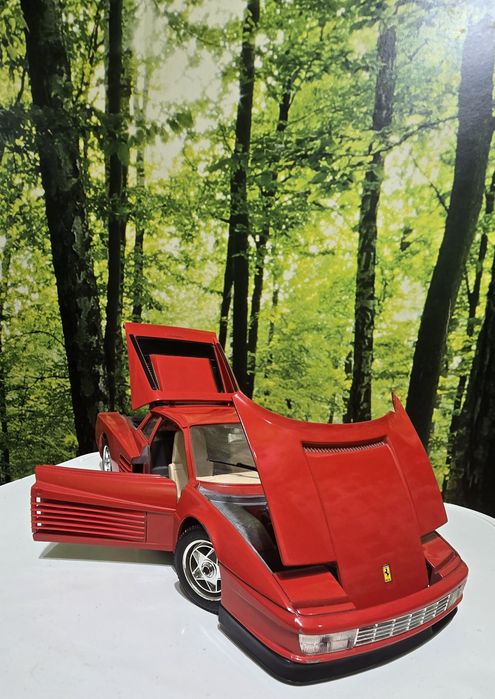 Ferrari Testarossa 1:18 Burago Italia
parbriz zgâriat puțin,