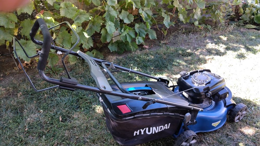 Mașini de tuns iarba cu motor pe benzina