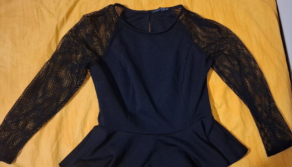 Черна блуза с мрежести ръкави