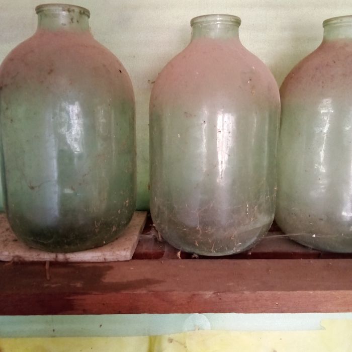 Продам большие бутыли