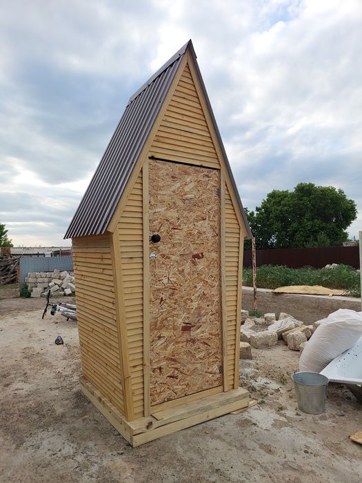 Уличный деревянный туалет
