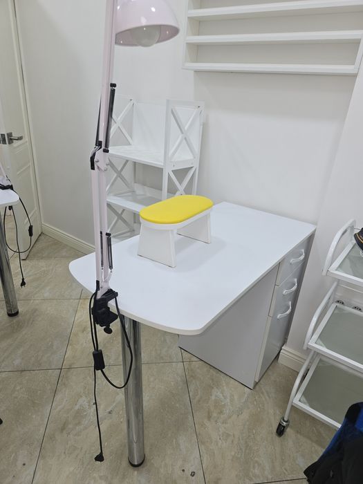 Стол для мастеров маникюра