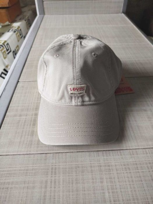 Продаю новые  кепки  разных цветов  фирма LEVIS  Таиланд звоните смел