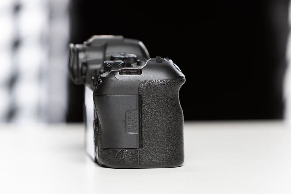 Продавам в гаранция Canon R6 mk2