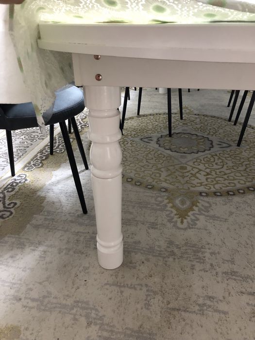 Стол стулясымен.