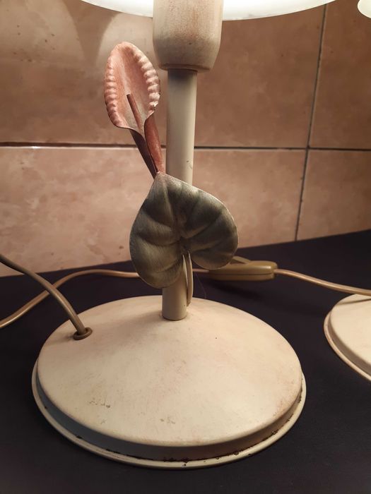 Veioze mat. neferos cu abajur sticla, functionale si cu ornamente florale
