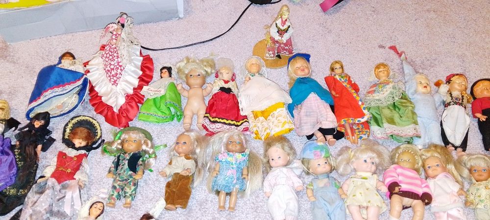 84 de păpușele preț 300 lei s-au 10 lei bucata