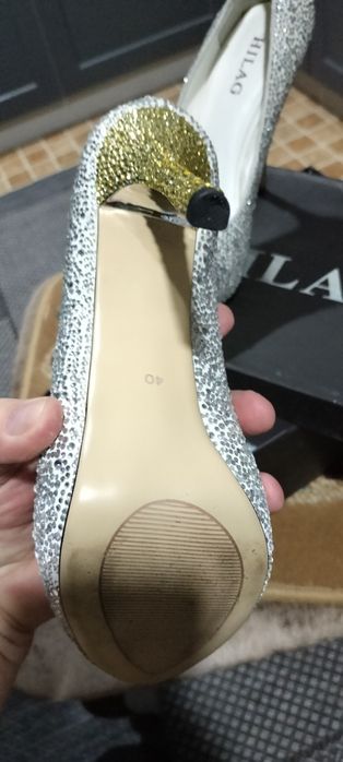 Туфли белые кожанные в стразах