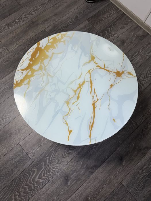 Masa cu piceoare din fier si fata din sticla