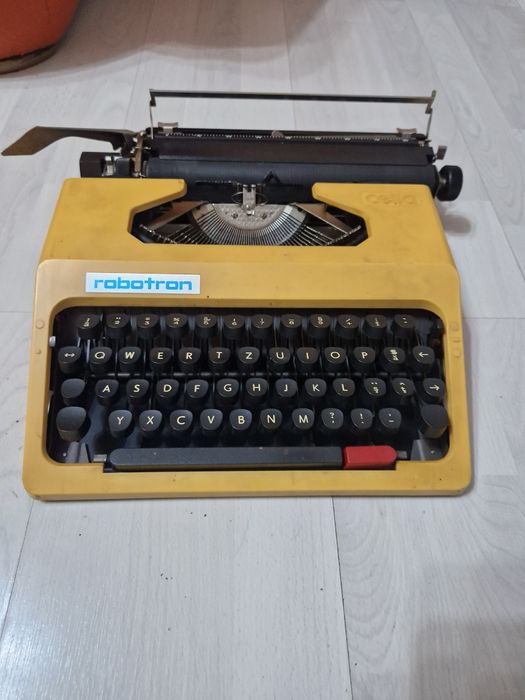 Masina de scris ROBOTRON CELLA