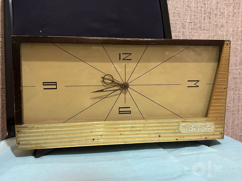 Винтажные настольные часы «Весна» СССР (Mid-Century, рабочие)