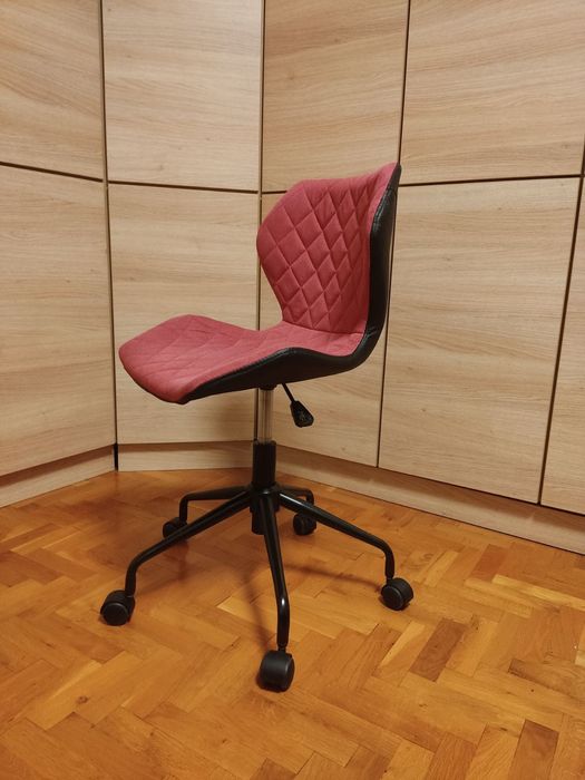 Атрактивен  стол с тапицерия