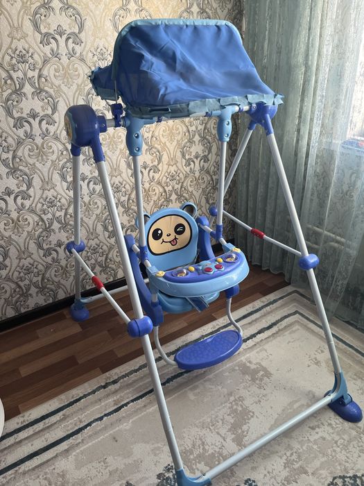 Детская качеля в хорошем состояний