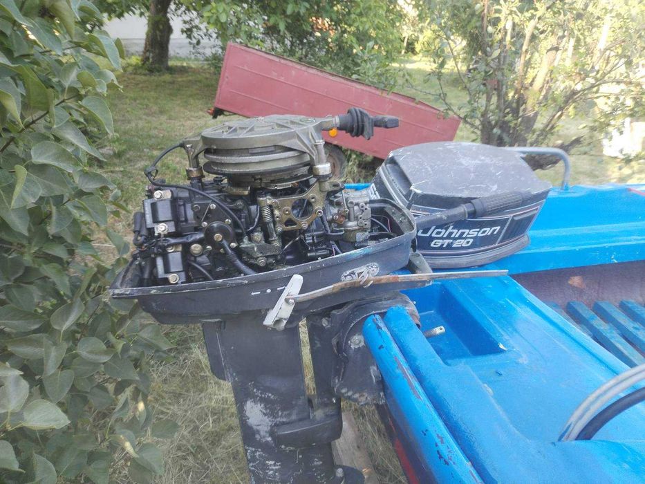 лодка с колесар за риболов