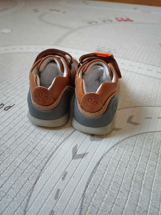 Нови обувки Biomecanics номер 20, вкл. и за прохождане