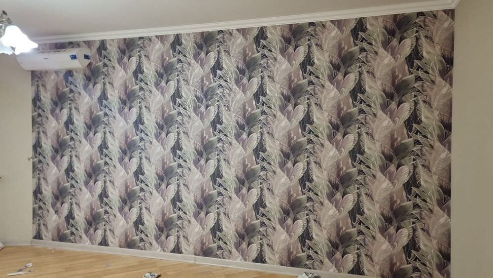 Семейная пара профессионально клеим обои