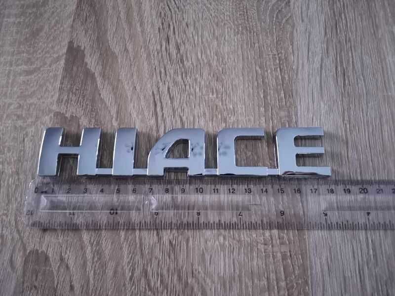 сребрист надпис Toyota Hiace