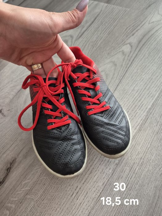 Ghete fotbal / Adidași Kipsta măsura 30 (brț 18.5 cm) - negru cu roșu