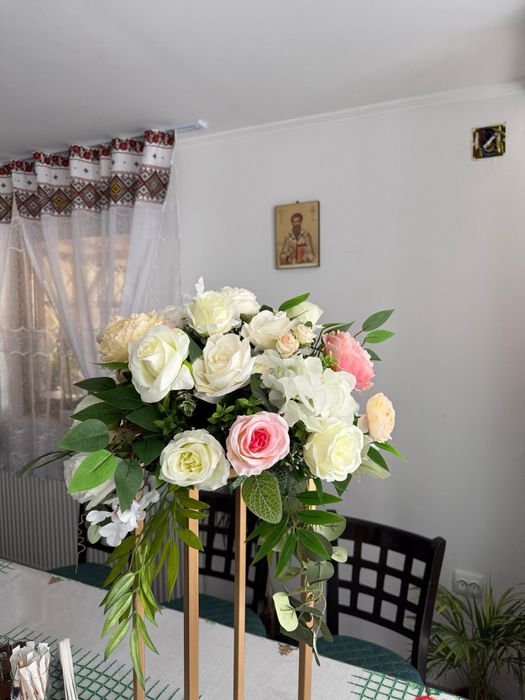 Atanjamente florale de vanzare + stalpi