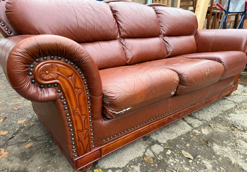 2 buc Canapea Fixa Vintage din Piele cu ornamente sculptate din Lemn