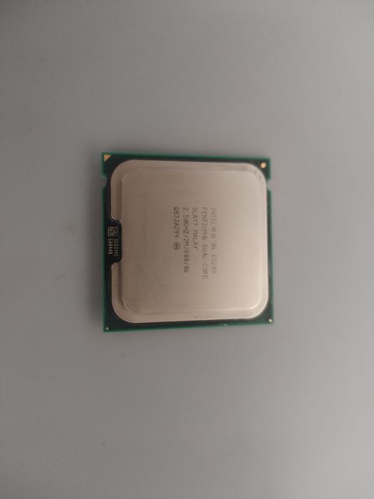 Intel Pentium Dual-Core E5200
2 ядра / 2 потока, 2 МБ кэш,