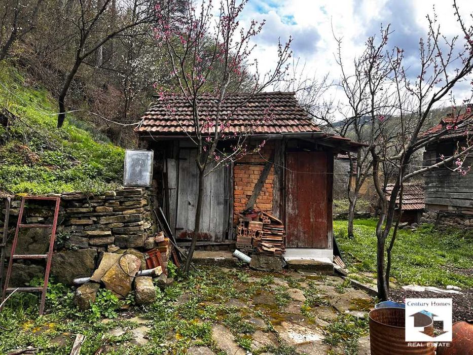 180057 Двуетажна къща в с. Станчов хан, на 12 км. от град Трявна