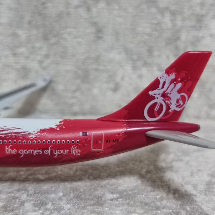 Самолёт модель: Airbus A330-300 Qatar airways ( HERPA оригинал) 1/500