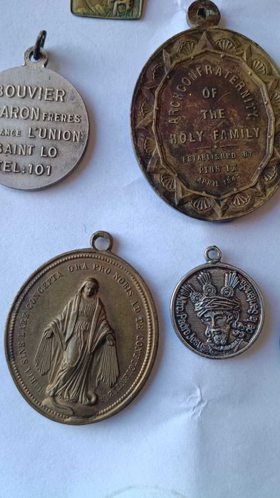 lot AMULTE medalioane RELIGIOASE cateva sunt din ARGINT