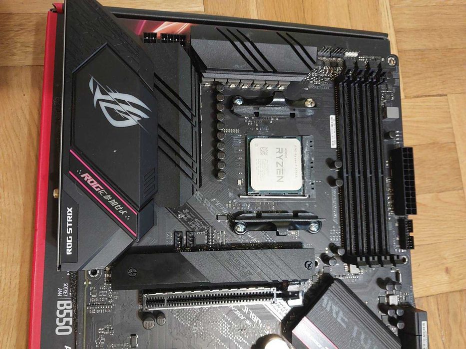 Ryzen 7 5800X + Asus Rog Strix B550-F Gaming Wi-Fi