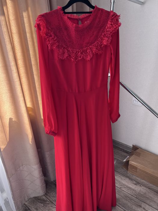 Продам платье красного цвета