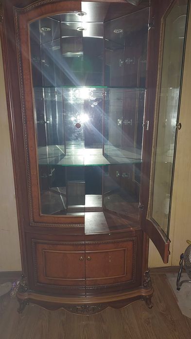 Продам угловой сервант