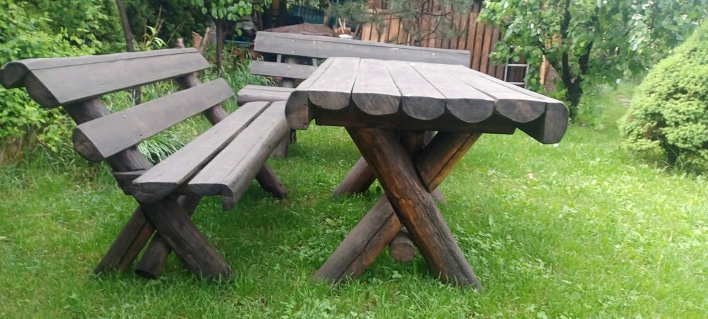 Set rustic masă + 2 bănci din lemn masiv pentru grădină / terasă. Lemnul este gros și solid, potrivit pentru exterior. Stare foarte bună,
