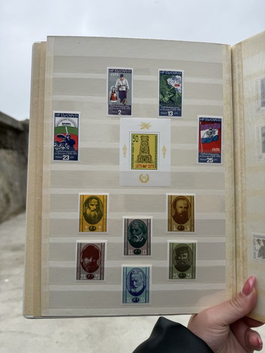 Голям класьор с различни пощенски марки