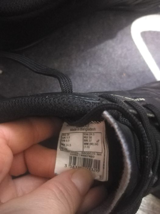 Футболни обувки за изкуствена трева