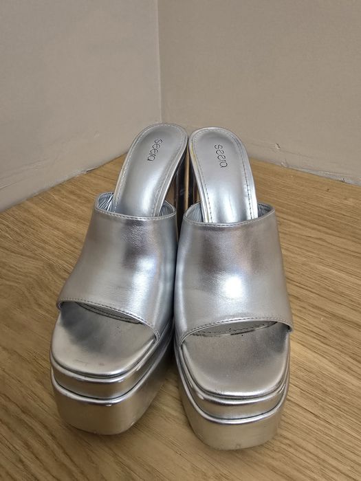 Сребърни обувки и чанта