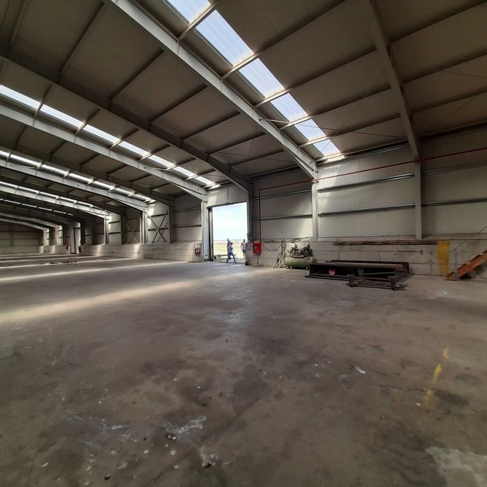Hală industrială de 2.250 mp, pentru industrie sau agricultură, situată pe un teren de 30.000 mp.
