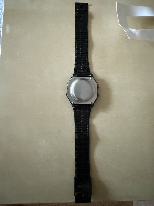 Електронен часовник чисто нов