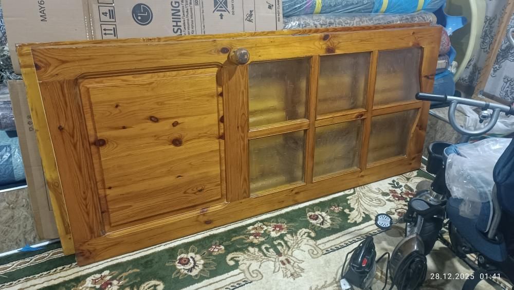 Двкри из натурального дерева.