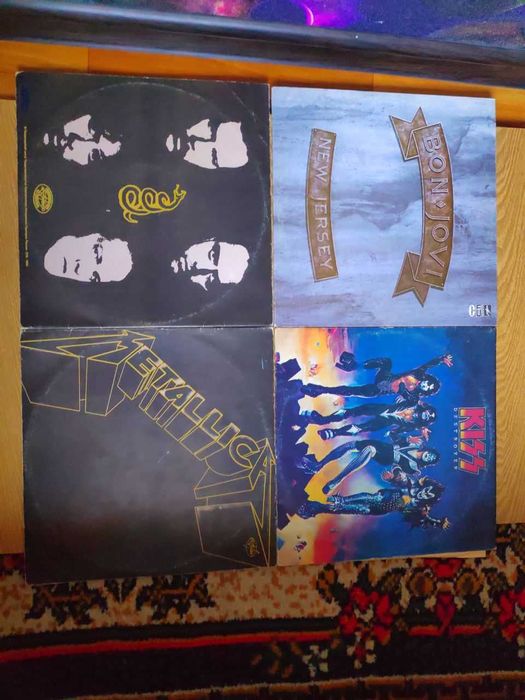 Виниловые пластинки разных жанров.