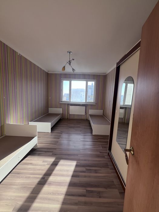 Кровать без матраса