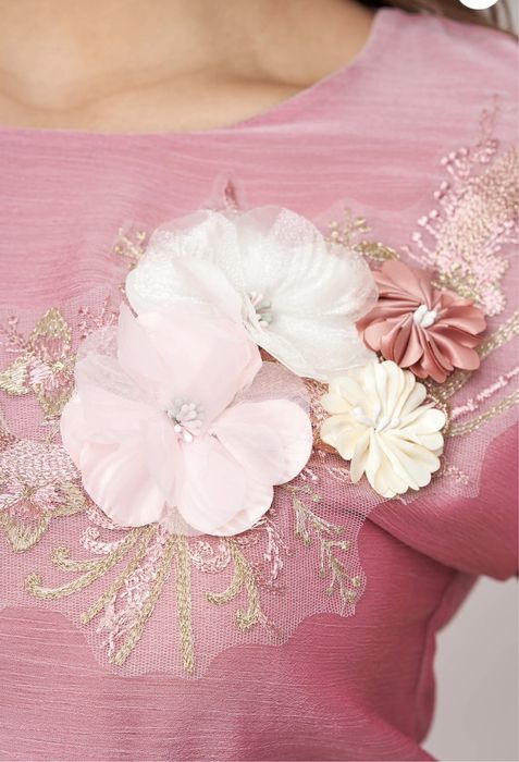 Rochie din voal roz deschis in clos cu elastic in talie cu brau broda