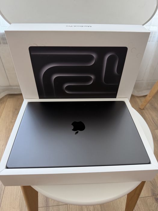 Macbook M5 Pro 14-inch Space Black 24GB RAM 1TB storage